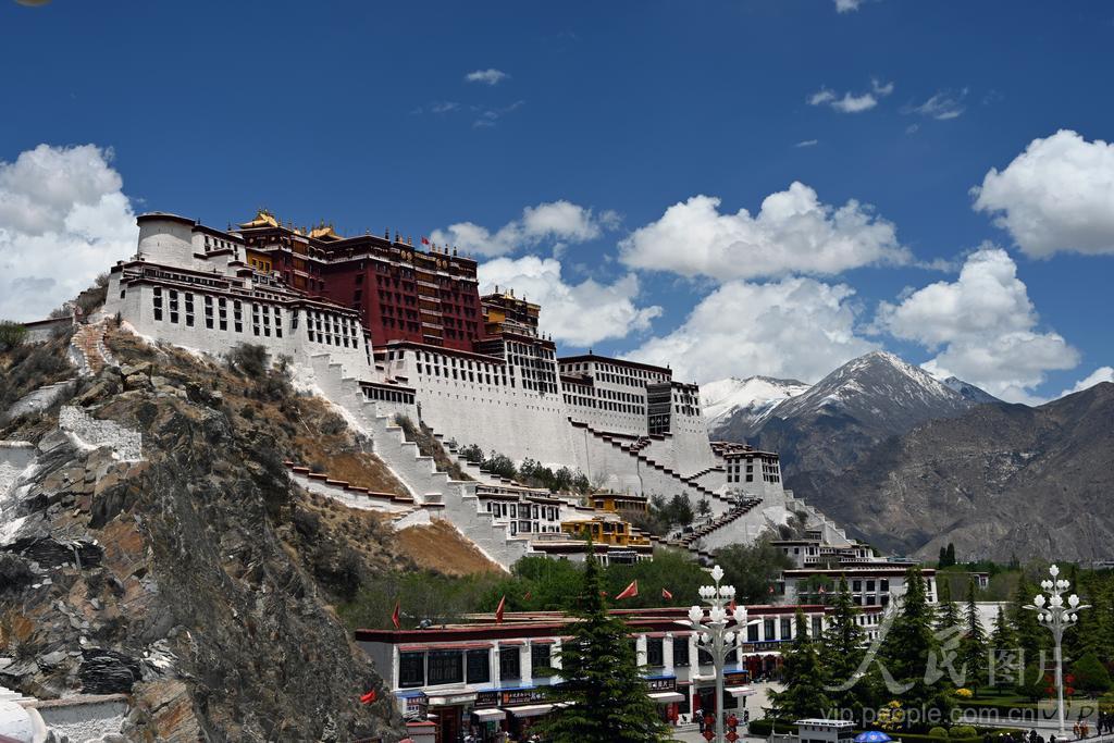 在大昭寺前磕长头的人